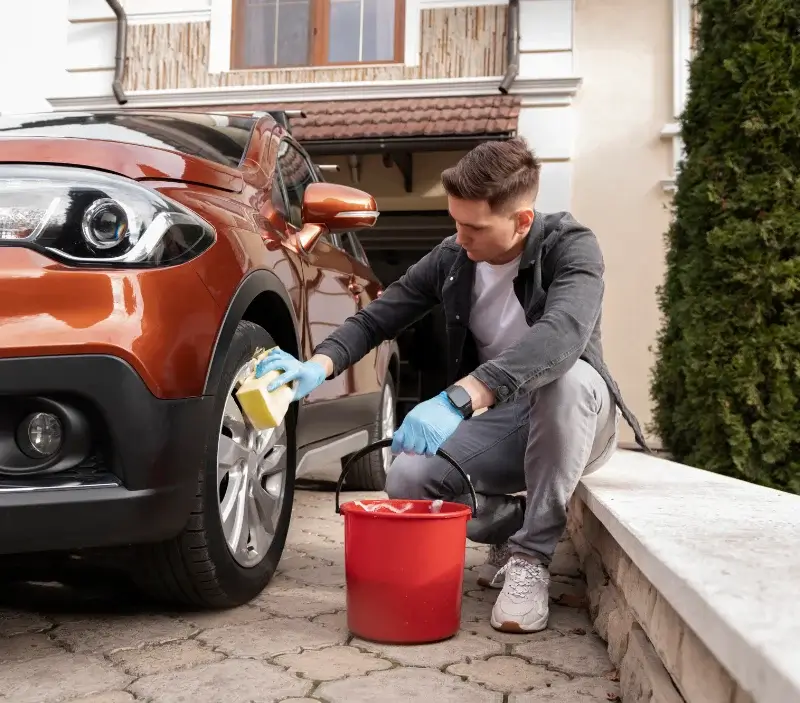 Lavage auto à domicile Sissonne : professionnel intervenant sur un véhicule